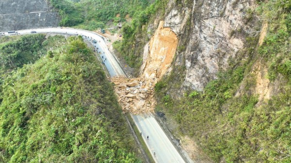 Phú Thọ: Sạt lở tại đèo Thung Khe - quốc lộ 6, 3 người bị vùi lấp